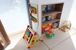 お子さんが退屈しないよう絵本やおもちゃ